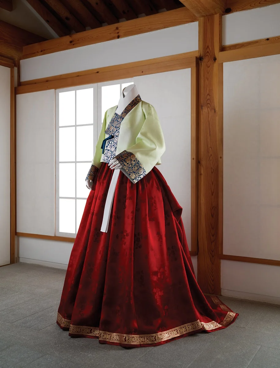 Regal Korean Hanbok Ensemble: Modern Elegance
