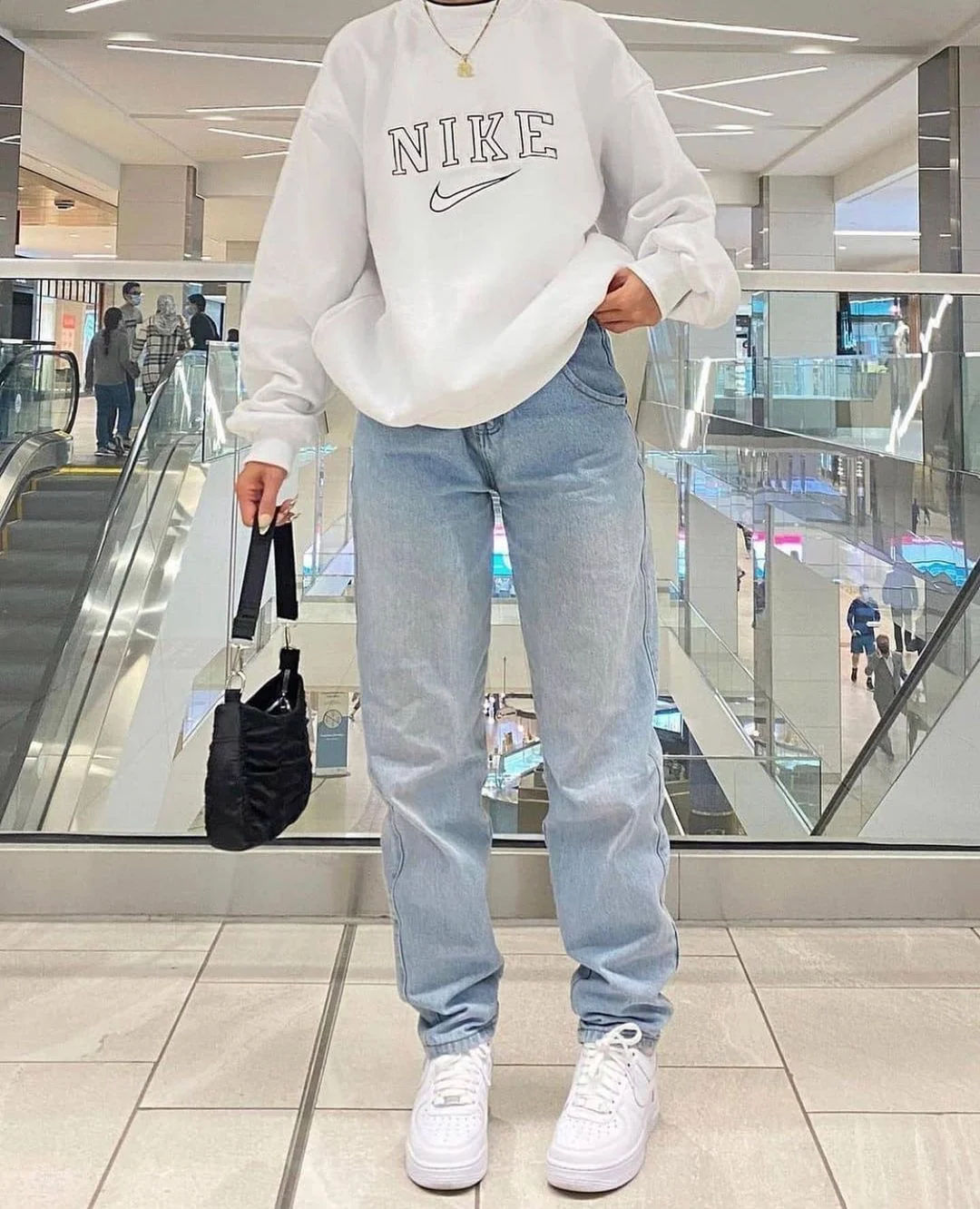 Comfy Chic: Nike Sweatshirt & Baggy Jeans